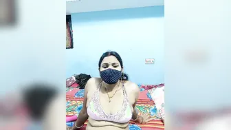 Married Aunty From Mumbai Exposing Her Curves On Live Stream