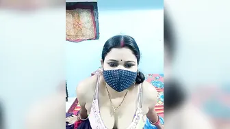 Married Aunty From Mumbai Exposing Her Curves On Live Stream