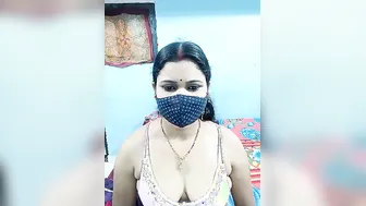 Married Aunty From Mumbai Exposing Her Curves On Live Stream