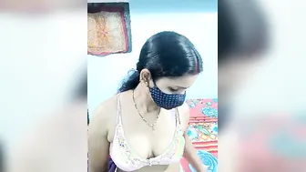 Married Aunty From Mumbai Exposing Her Curves On Live Stream
