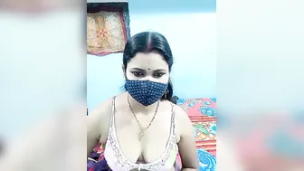 Married Aunty From Mumbai Exposing Her Curves On Live Stream