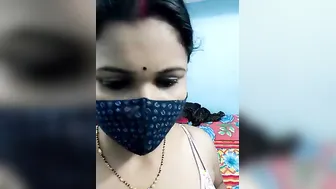 Married Aunty From Mumbai Exposing Her Curves On Live Stream