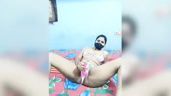 Desi Aunty Waking Up And Stripping Naked For Cam Viewers Live