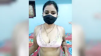 Desi Aunty Waking Up And Stripping Naked For Cam Viewers Live