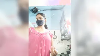 Horny Aunty Undressing On Webcam Revealing Sexy Body Parts