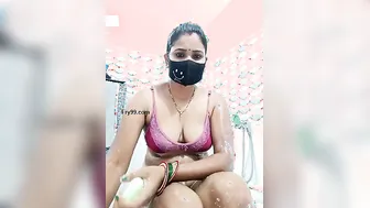 Hot Indian Aunty Undressing Live On Webcam For Viewers