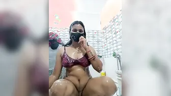 Horny Desi Milf Performing Naked For Viewers On Webcam Stream