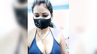 Chubby Desi Milf Removing Saree And Bra During Morning Broadcast