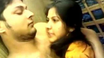 Young Mumbai Couple Making Out And Kissing In Public Park