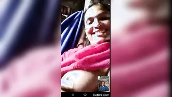 Tamil Babe Stripping And Showing Her Tits On Late Night Video Call