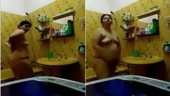 Married Bhabhi Filming Herself Bathing Sending It To Her Hubby