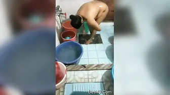 Curvy Bhabhi Bathing Caught On Camera Showing Everything Hot