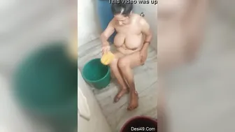 Hubby Secretly Recording His Bhabhi Bathing And Soaping Herself