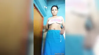 GF Stripping Naked Revealing Her Sexy Body For Camera