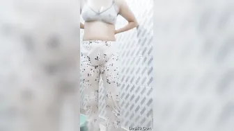 Hot GF Stripping Completely Naked Displaying Perfect Body