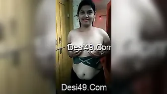 Hot Desi Babe Revealing Her Big Natural Boobs Teasing So Much