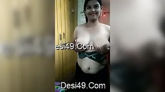 Hot Desi Babe Revealing Her Big Natural Boobs Teasing So Much