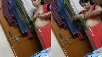 Married Bhabhi Changing Clothes Exposing Her Body Accidentally