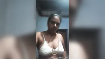 Sexy Mallu Babe Exposing Her Bare Chest And Pussy On Camera