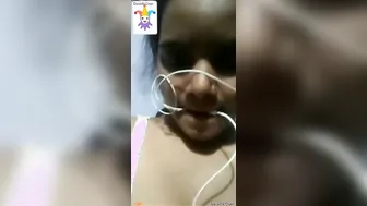 Desi GF Showing Her Perky Boobs During Video Call Time