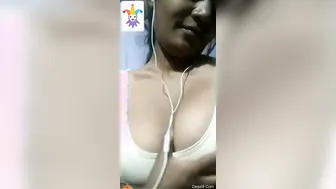 Desi GF Showing Her Perky Boobs During Video Call Time