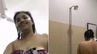 Married Bhabhi Taking Bath And Getting Wet On Video Call Live