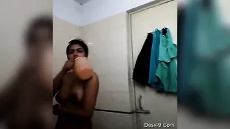 Pretty Desi Babe Bathing Naked Catching Her On Hidden Camera