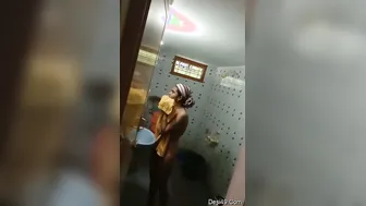 Spying On Sexy Neighbor Girl Bathing Caught Her Fully Exposed