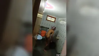 Spying On Sexy Neighbor Girl Bathing Caught Her Fully Exposed