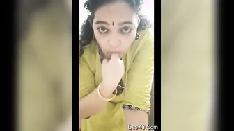 Married Mallu Aunty Exposing Her Curves While Husband Is Away