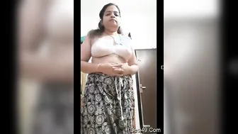 Married Mallu Aunty Exposing Her Curves While Husband Is Away