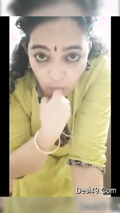 Married Mallu Aunty Exposing Her Curves While Husband Is Away