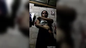 Married Bhabhi Recording Herself Naked Taking Slutty Selfie Clips