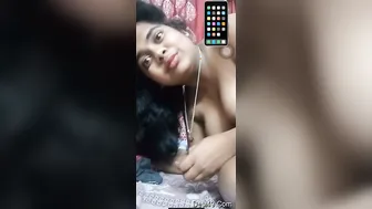 Horny Indian GF Showing Her Wet Pussy On Video Call