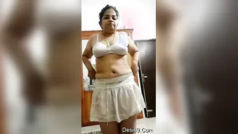 Horny Aunty From South India Spreading Her Ass And Pussy Wide