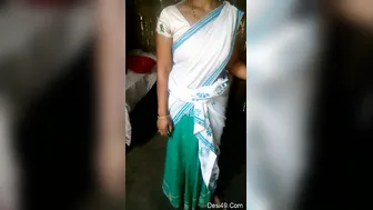 Married Woman Spreading And Showing Her Wet Pussy On Camera Now