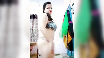 My Horny GF Dancing Naked And Teasing Me With Her Curves