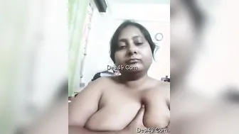 Horny Aunty Massaging And Bouncing Her Huge Natural Desi Boobs
