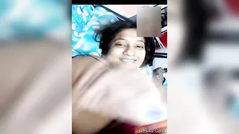 Hot Desi Babe Flashing Her Massive Natural Boobs On Camera