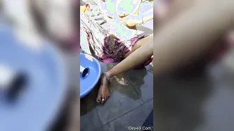 Sexy Bhabhi Bathing Completely Naked Outdoors By The Water Pump