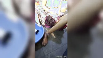 Sexy Bhabhi Bathing Completely Naked Outdoors By The Water Pump