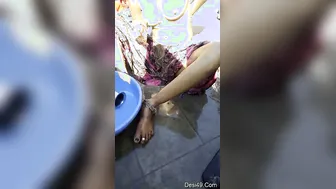 Sexy Bhabhi Bathing Completely Naked Outdoors By The Water Pump