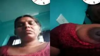 Mature Aunty Exposing Her Heavy Breasts During Video Call
