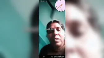 Mature Aunty Exposing Her Heavy Breasts During Video Call