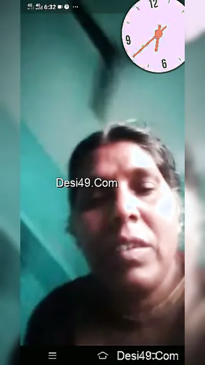 Mature Aunty Exposing Her Heavy Breasts During Video Call