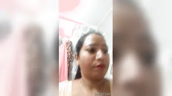 Married Bhabhi Showing Off Her Big Natural Tits For Her Lover