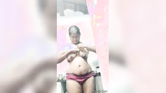 Mallu Bhabhi Caught Changing Clothes Revealing Her Sexy Body