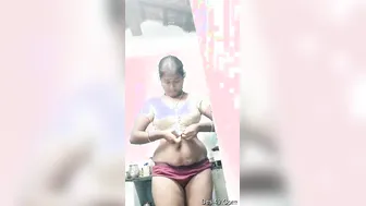 Mallu Bhabhi Caught Changing Clothes Revealing Her Sexy Body