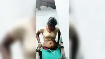 Mallu Bhabhi Caught Changing Clothes Revealing Her Sexy Body