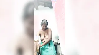 Mallu Bhabhi Caught Changing Clothes Revealing Her Sexy Body